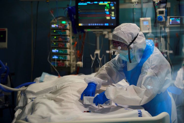 sanitario-lucha-coronavirus-hospital-barcelona