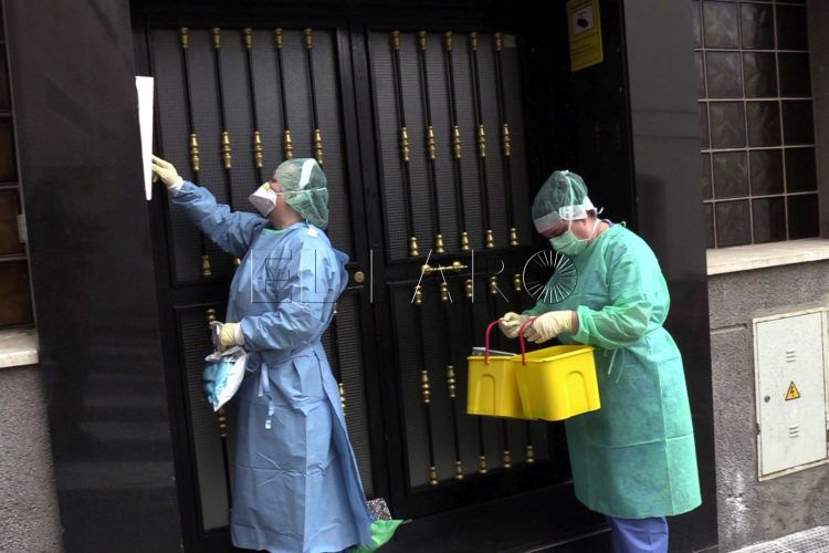 sanitarios-llaman-puerta