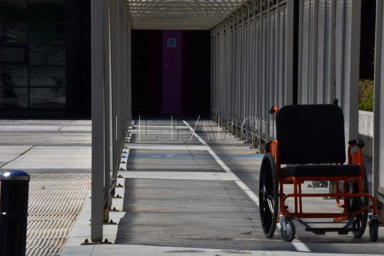 silla-puertas-hospital-ceuta