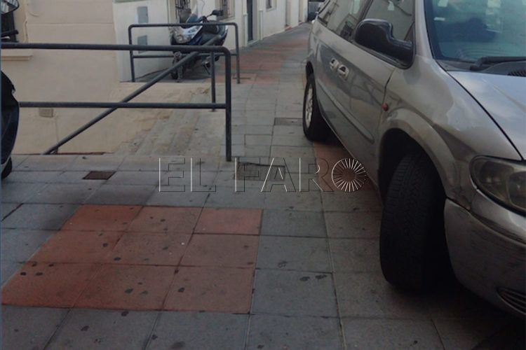 vehiculos-acera-reyes-catolicos