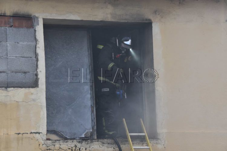 bomberos-puerto-nave-incendio-19