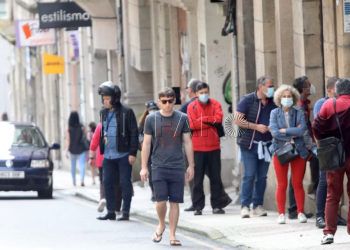 gente-paseando-sin-mascarilla