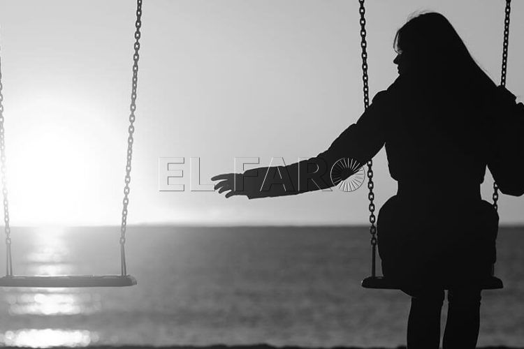 mujer-espalda-columpio