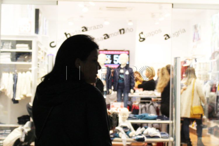 comercio-mujer-puerta