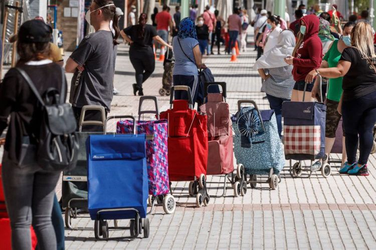 gente-mascarilla-carros-compra