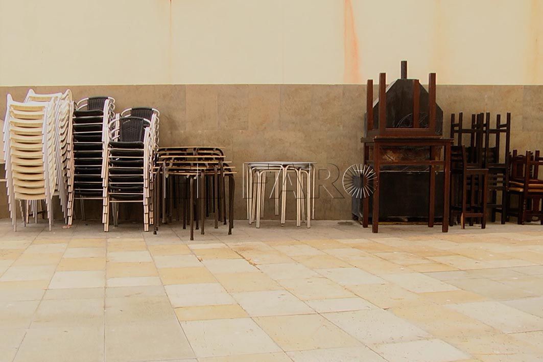 hosteleria-cerrada-mesas-sillas