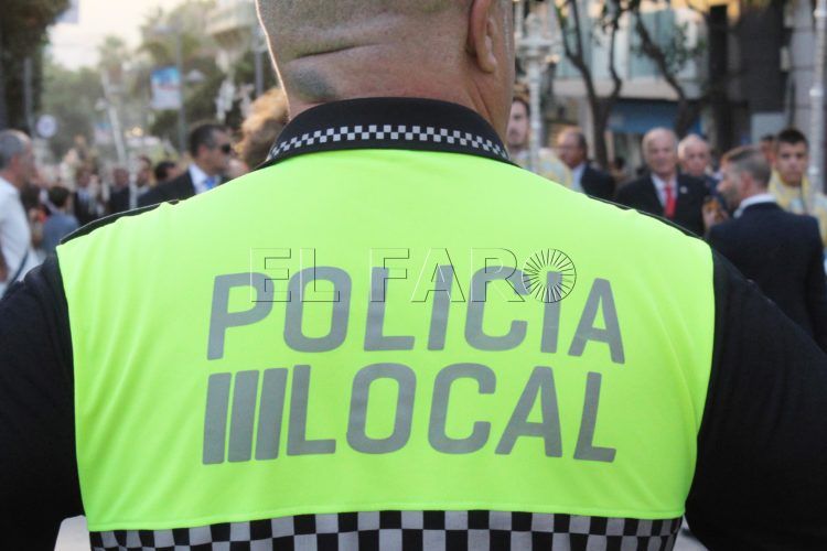 policia-local-agente-espaldas