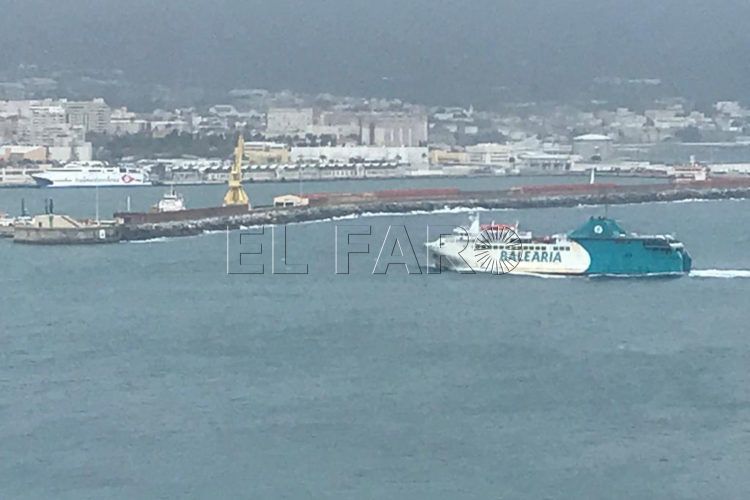 baleria-entrando-puerto-barco-temporal-1