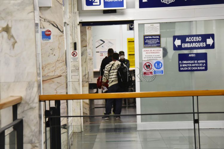 embarque-pasajeros-control-policia-puerto-3