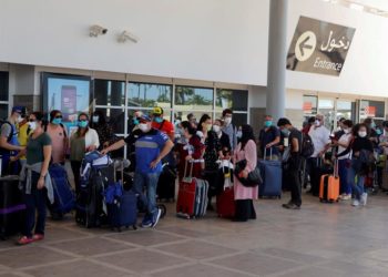 pasajeros-esperando-aeropuerto-avion-marruecos
