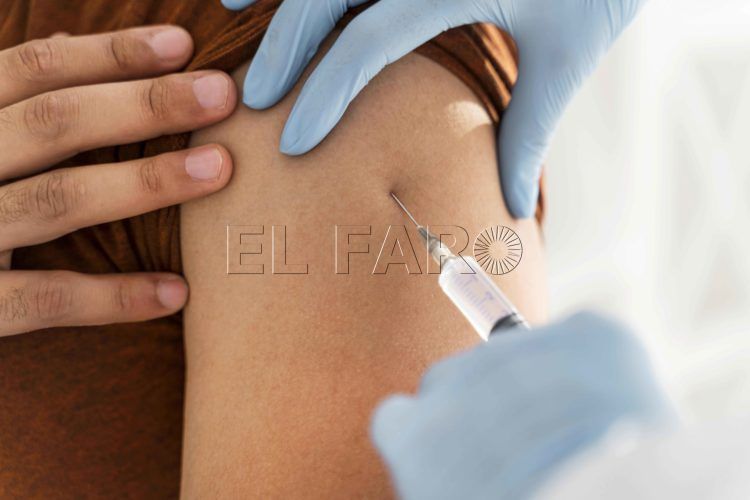 vacuna-jeringuilla-brazo-coronavirus
