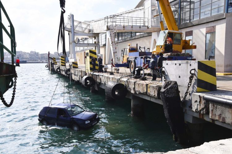 vehiculo-caido-puerto-agua