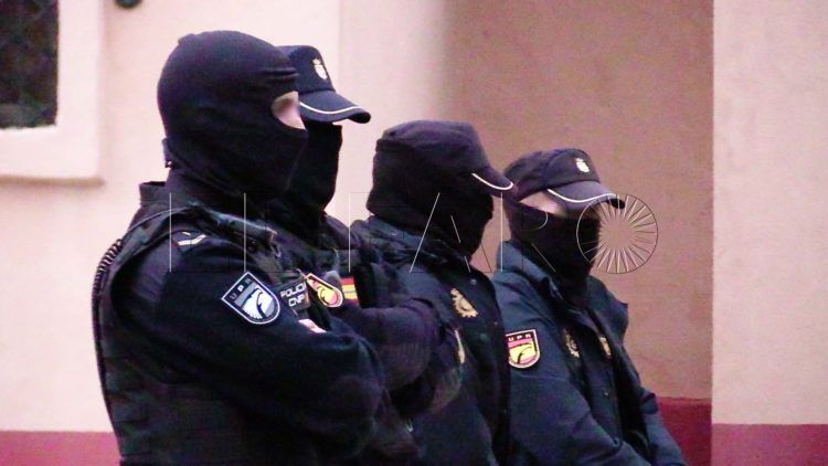 operacion-policia-inmigrantes-puerto-2