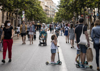 paseo-gente-calle-generica