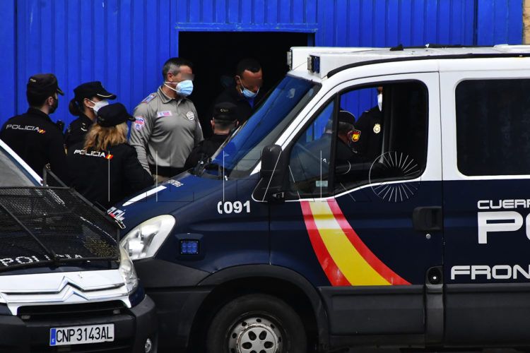 policia-naves-tarajal-devolucion-inmigrantes-nado