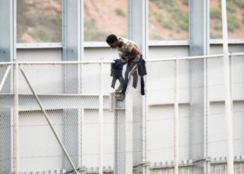 inmigrante-encaramado-valla