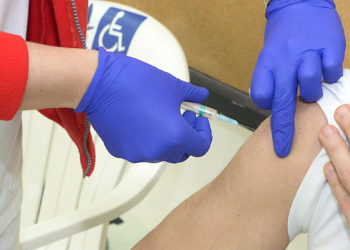 vacuna-coronavirus-jeringuilla-brazo