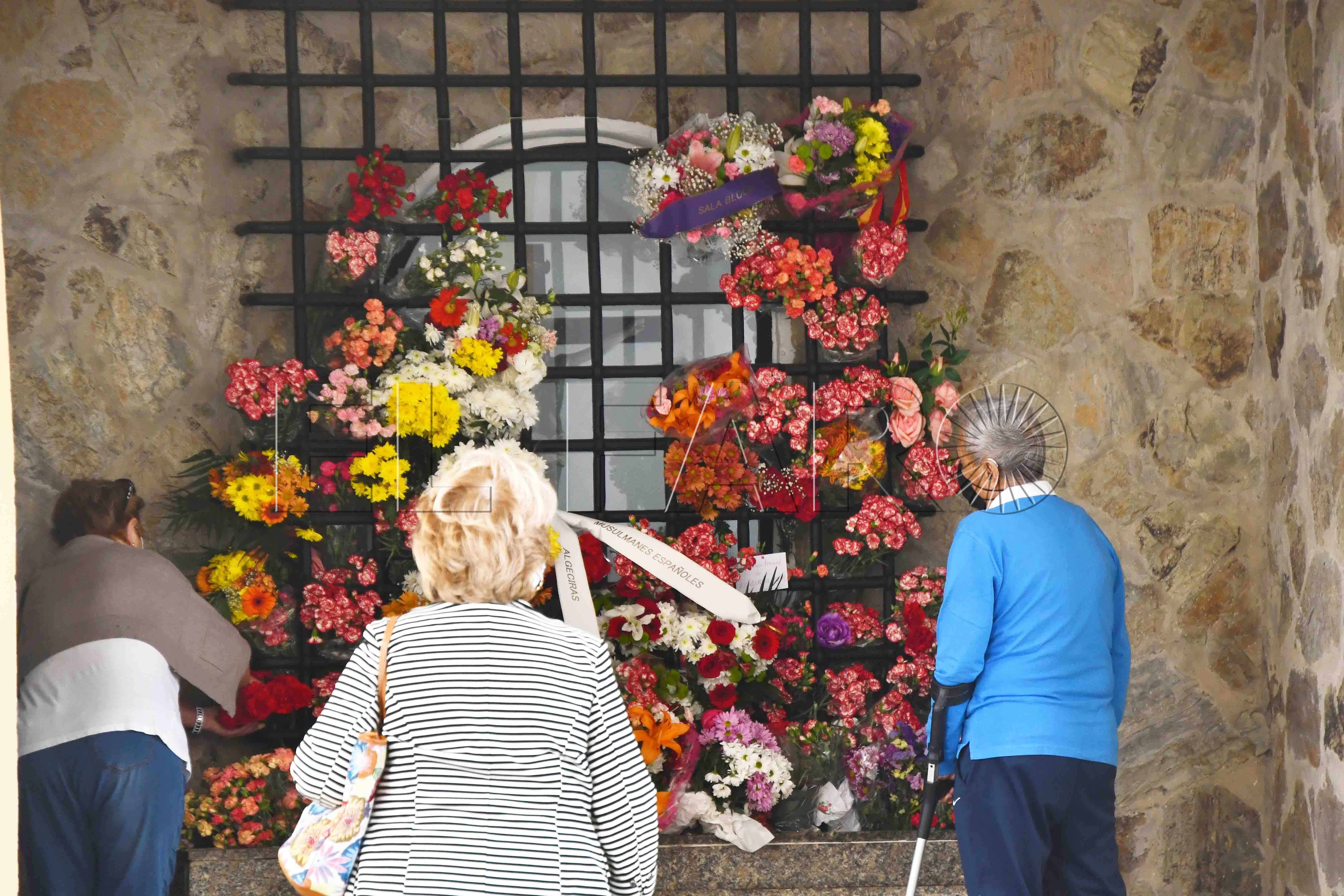 Flores para el Cristo del Puente: el gesto del respeto en Ceuta
