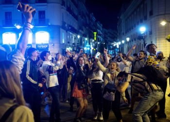 jovenes-fiesta-puerta-sol-madrid