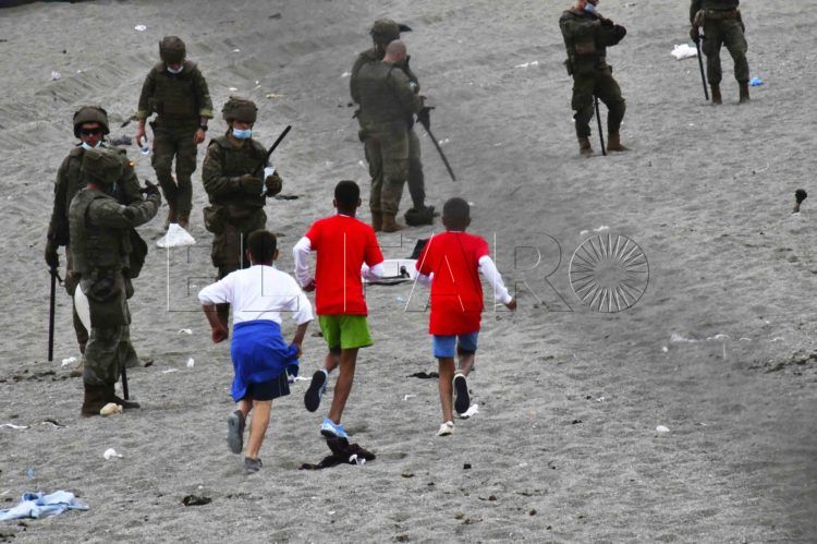 menores-corriendo-playa-militares-soldados-entrada-inmigrantes