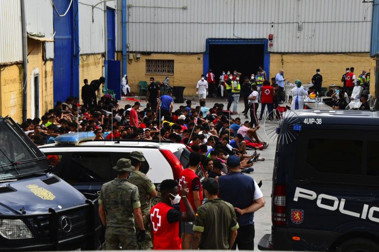 menores-naves-tarajal-entrada-inmigrantes-2