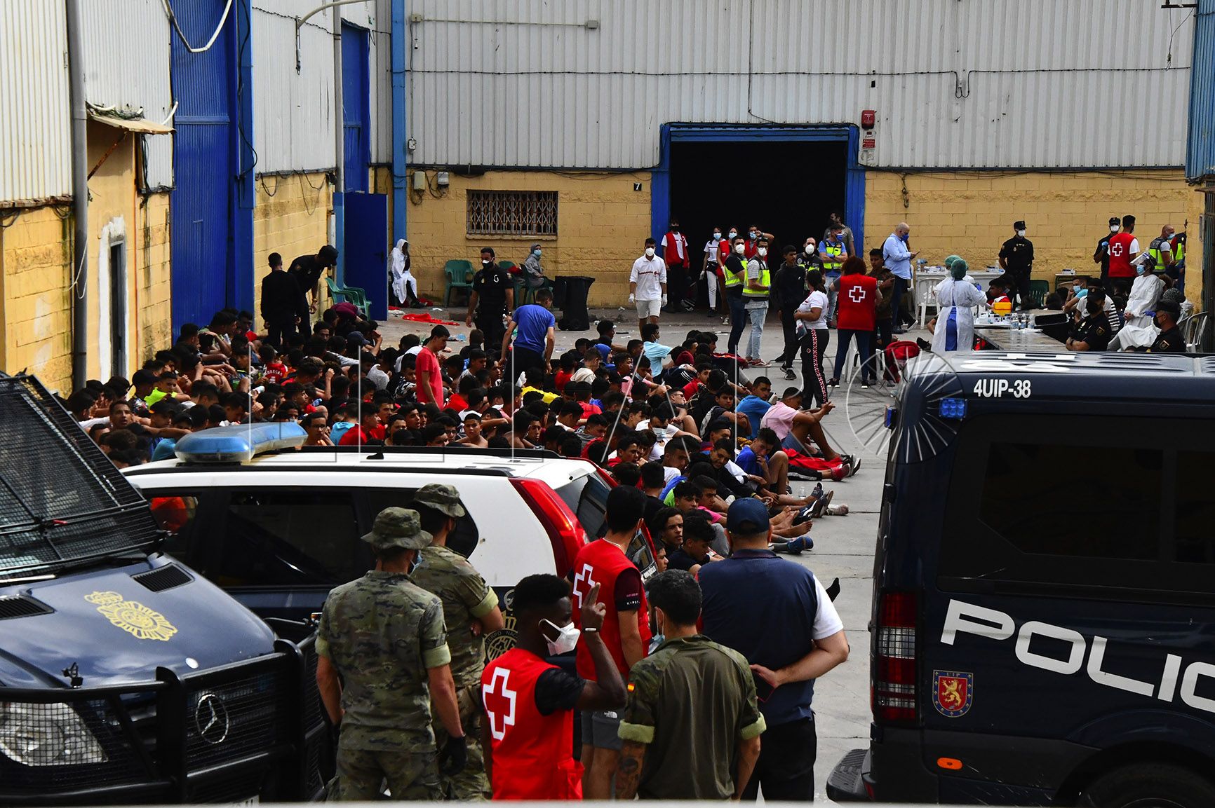 menores-naves-tarajal-entrada-inmigrantes-2