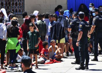 menores-naves-tarajal-entrada-inmigrantes-3