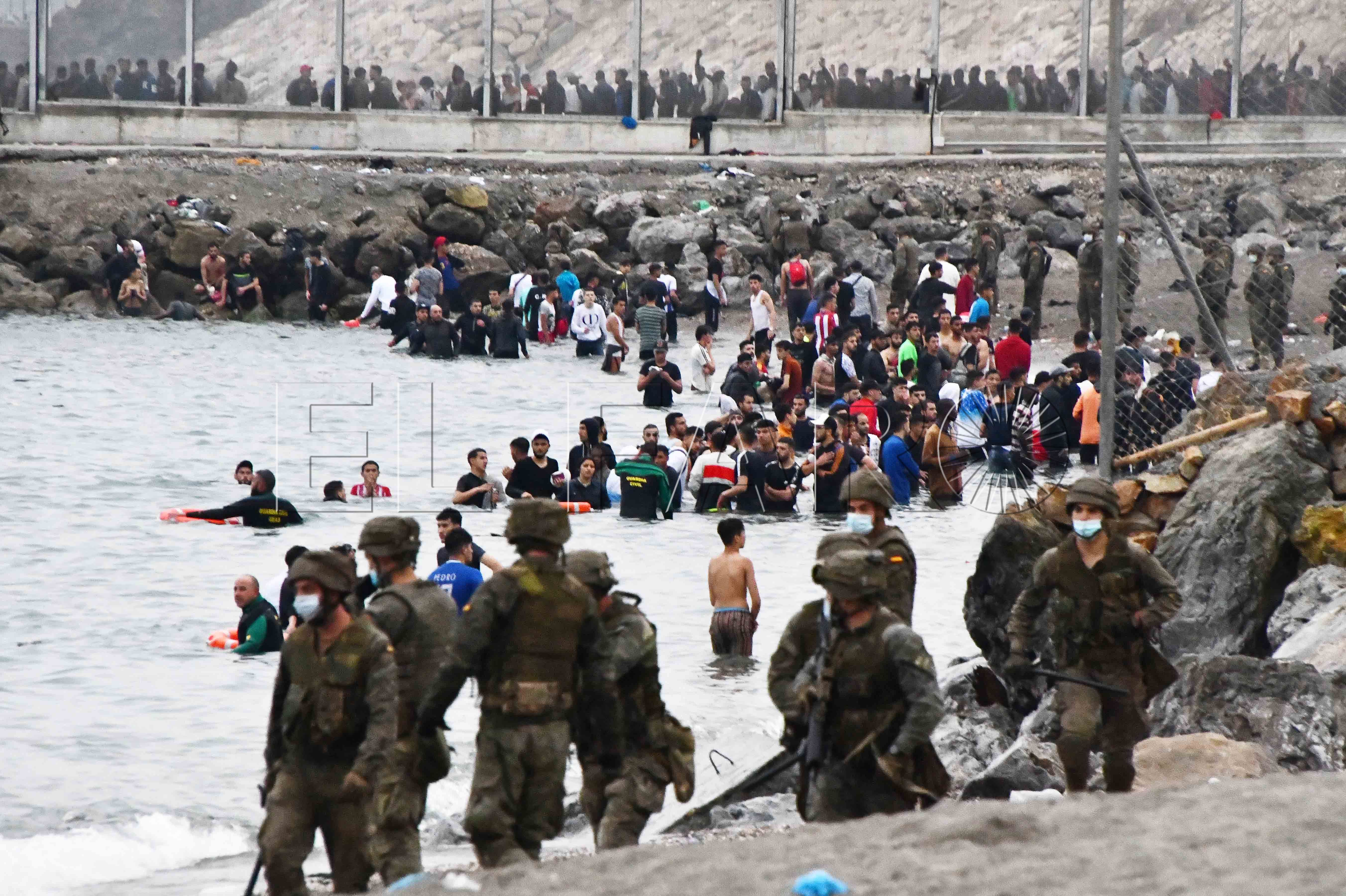 militares-playa-tarajal-entrada-inmigrantes