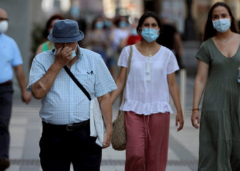 personas-caminan-calle-mascarilla
