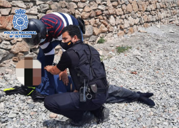 policia-nacional-salva-vida-hombre-tarajal