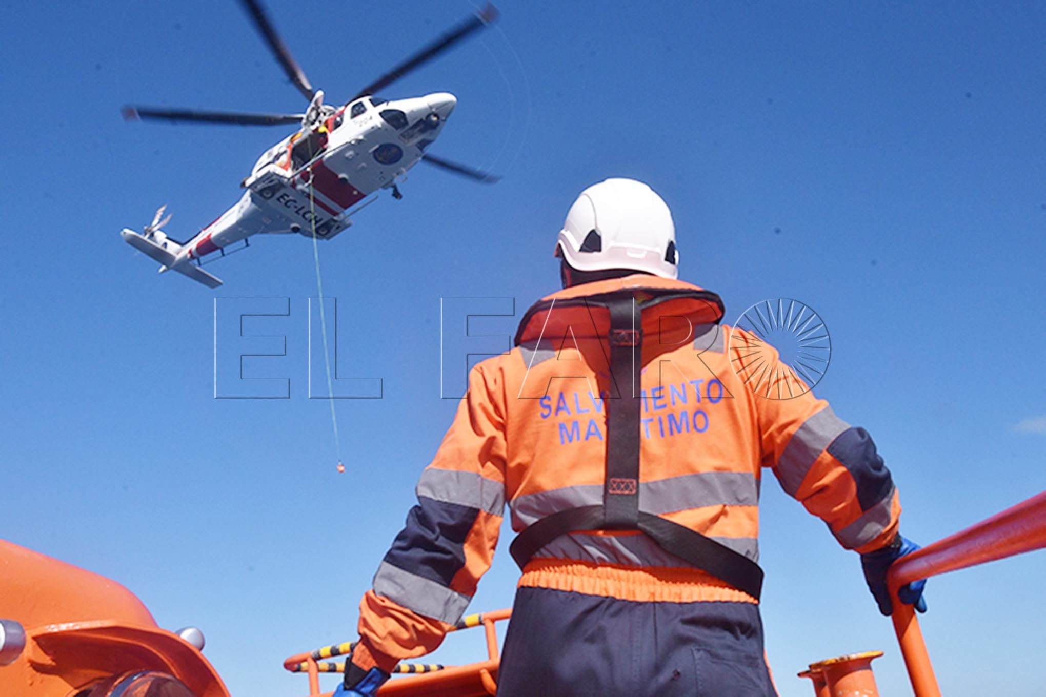 Salvamento Marítimo rescata a un grupo de menores en una neumática a la deriva