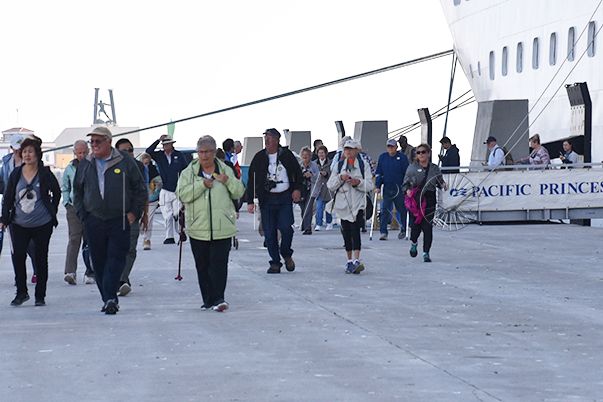turistas-cruceros-bajada-puerto