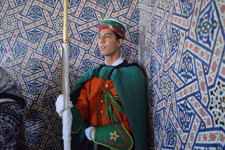 GRAF386. RABAT (MARRUECOS), 06/05/2021.- Un miembro de la Guardia Real en el Mausoleo de Mohamed V de Rabat, Marruecos, este jueves. Una nueva corriente de ultraderecha est· tomando cuerpo en las redes sociales en Marruecos, donde sus seguidores recurren a un lectura patriÛtica de la historia para buscar estÌmulos al orgullo nacional y superar las narrativas derechistas tradicionales. EFE/ Javier Otazu