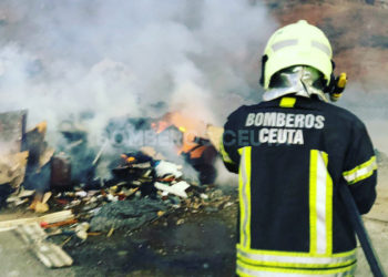 bomberos-basura-incendio-calle-fuerte