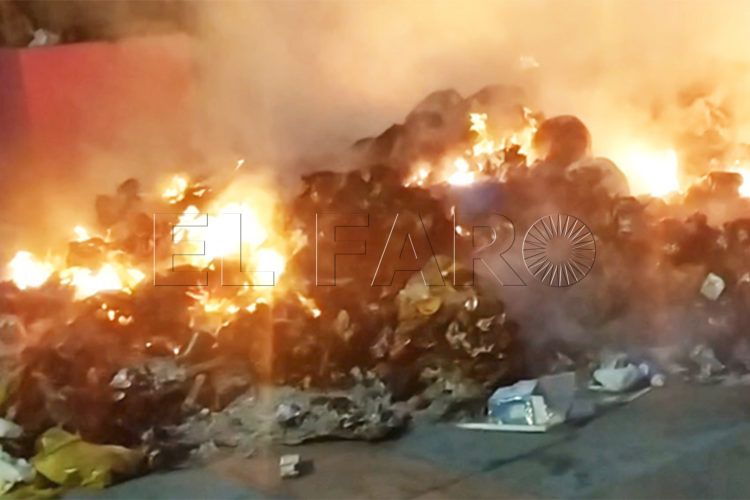 bomberos-incendio-basura-noche