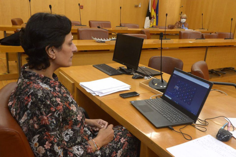 chandiramani-consejera-hacienda-ordenador