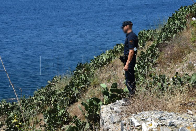 policia-nacional-acantilado