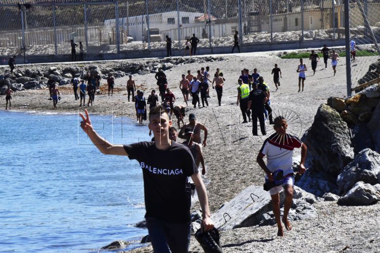 Entrada por el espigón de la frontera del Tarajal