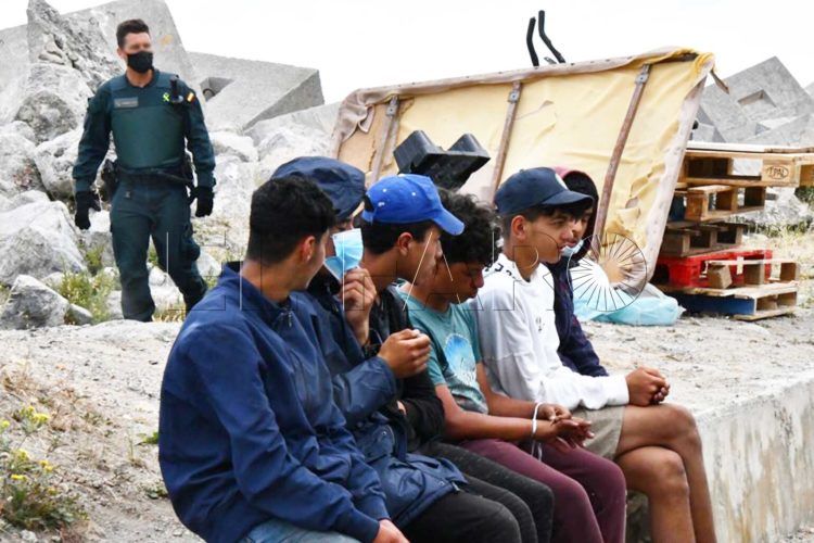 guardia-civil-inmigrantes-escolleras