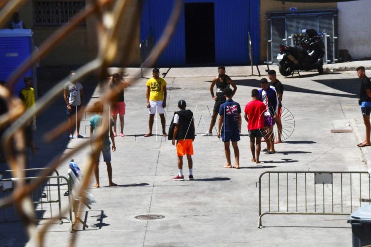 inmigrantes-nave-tarajal-exterior