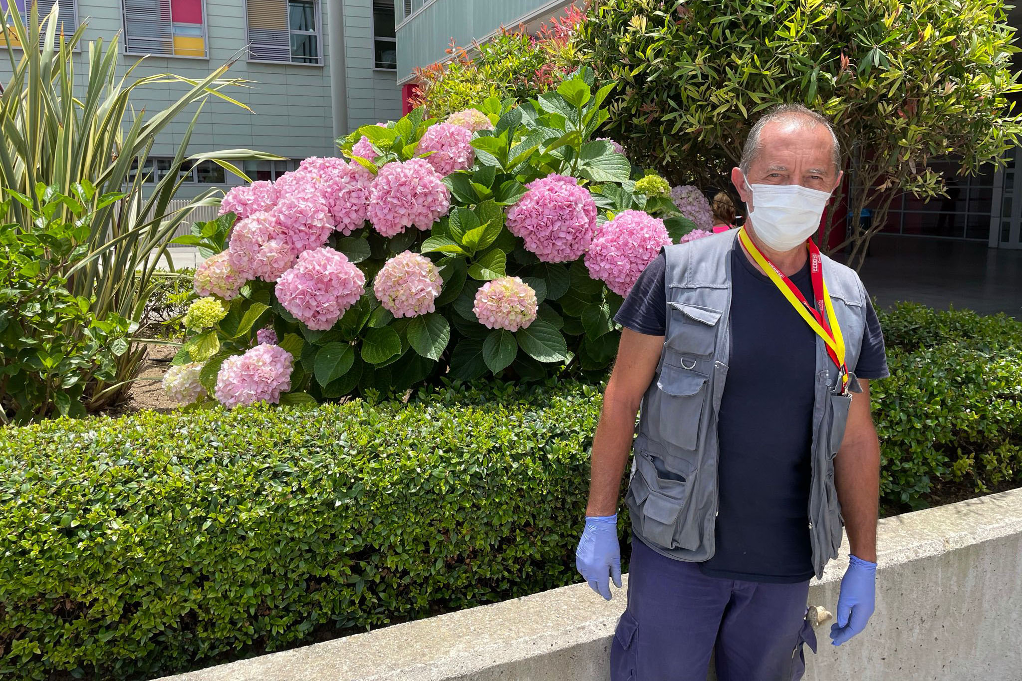 El jardinero del Hospital, una labor constante al cuidado de las flores