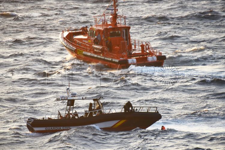 pesquero-marroqui-encallado-benzu-ceuta-14-1-atria-guardia-civil