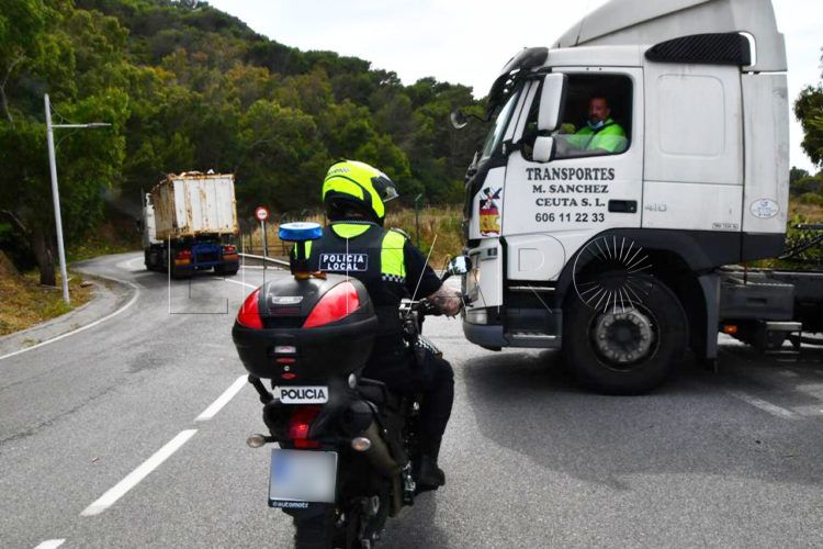 policia-local-camiones-escolta-monte-hacho-6