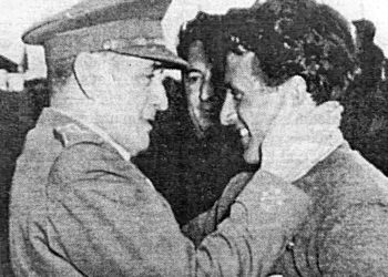 El capitán general Agustín Muñoz Grandes (padre), abraza paternalmente a un soldado que estuvo a sus órdenes en Rusia al llegar a Barcelona del cautiverio en el buque 'Semiramis' en 1954.
