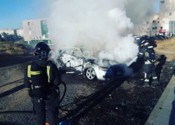 bomberos-vehiculo-coche-quemado-doctora-soraya