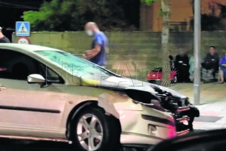 coche-quemado-medio-carretera