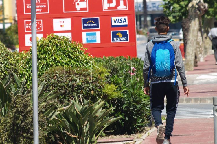 menor-mena-espalda-puerto