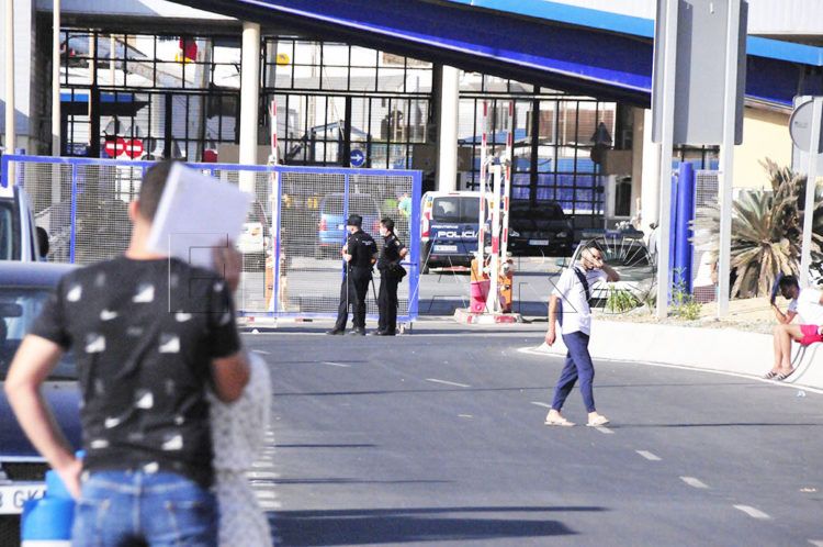 oficina-asilo-tarajal-colapsada-7