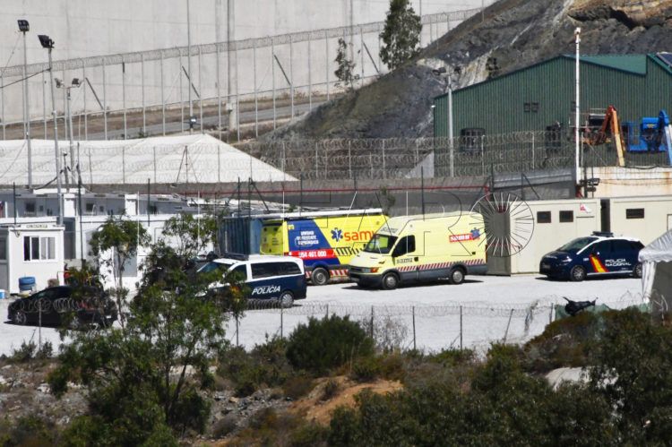 piniers-ambulancia-policia-inmigrantes