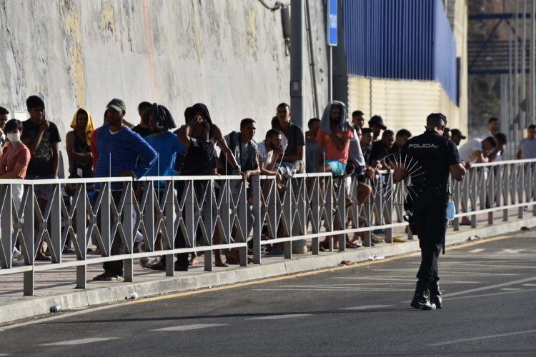 cola-asilo-frontera-tarajal-15